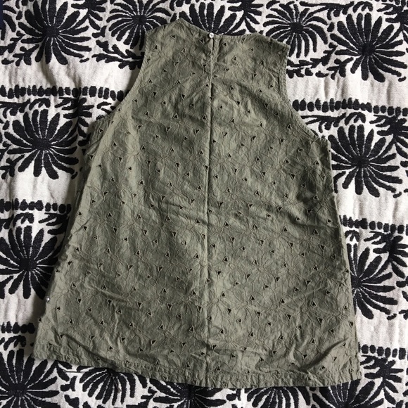 Uniqlo sleeveless eyelet top - Picture 5 of 5